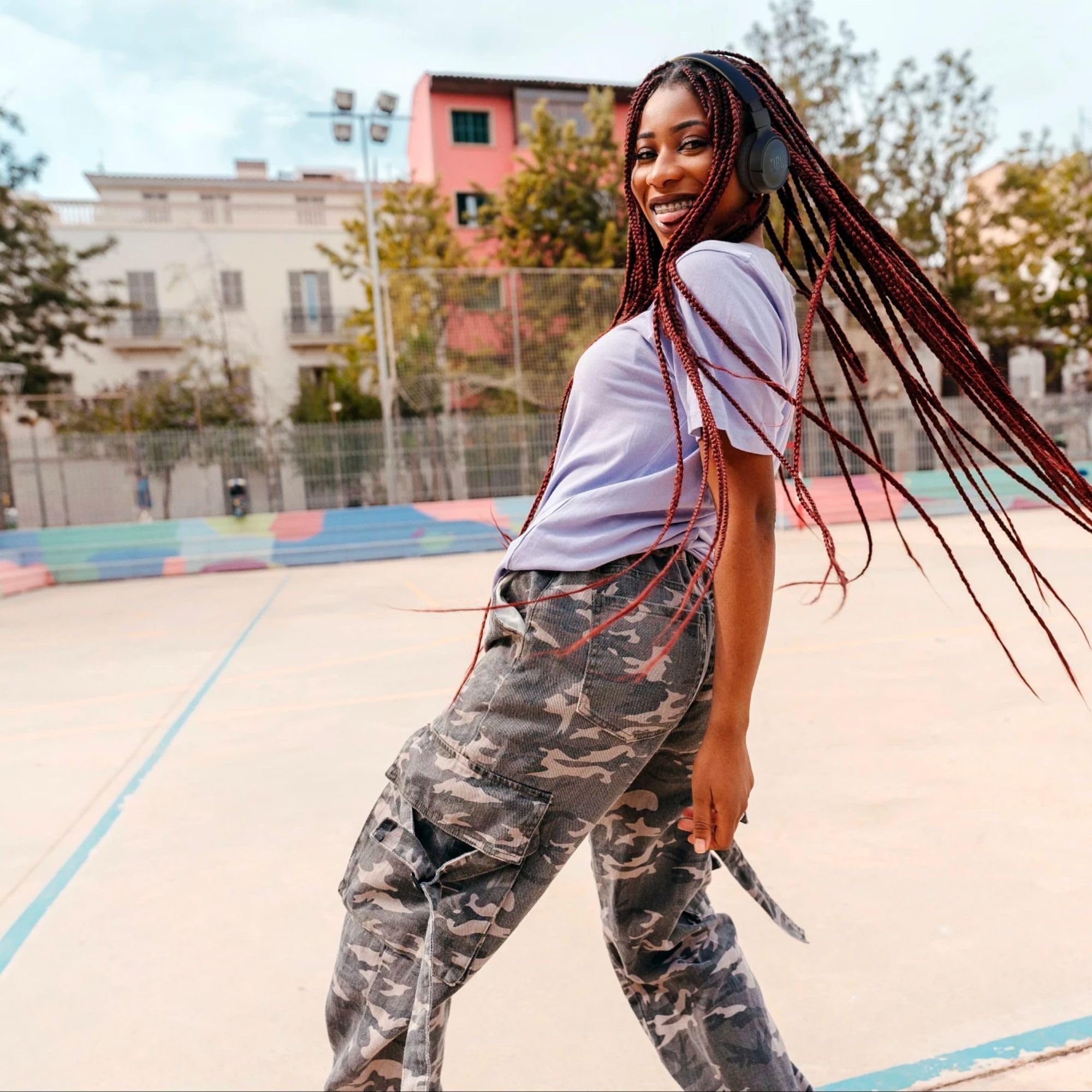 JBL Tune 520BT - 無線貼耳式耳機，電池續航力長達 57 小時，支援快速充電，輕巧舒適，可折疊設計，支援語音感知免持通話（黑色）